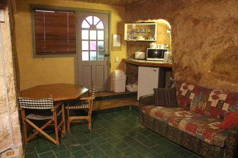 The Underground Motel - Whitsundays Accommodation 1