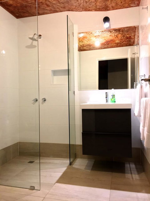 The Lookout Cave Underground Motel - Whitsundays Accommodation 11