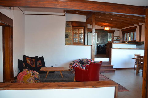 Of Stone & Wood Guesthouse - Whitsundays Accommodation 8