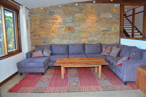 Of Stone & Wood Guesthouse - Whitsundays Accommodation 9