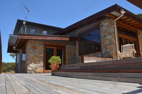 Of Stone & Wood Guesthouse - Whitsundays Accommodation 1