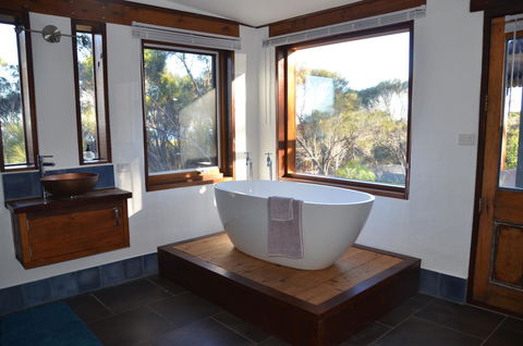 Of Stone & Wood Guesthouse - Whitsundays Accommodation 14