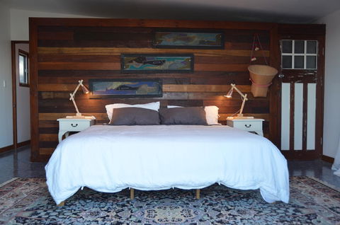 Of Stone & Wood Guesthouse - Whitsundays Accommodation 11