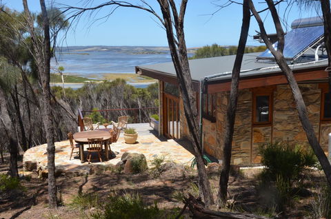 Of Stone & Wood Guesthouse - Whitsundays Accommodation 25