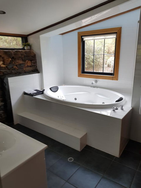 William Hunt's Retreat - Cypress Studio - Whitsundays Accommodation 3