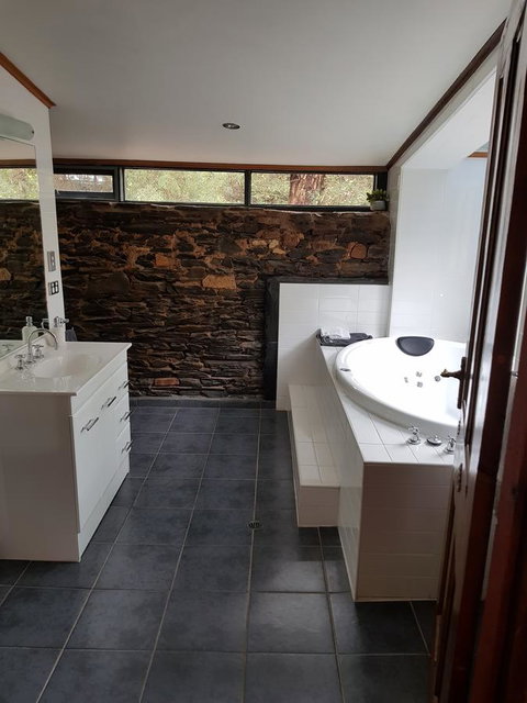 William Hunt's Retreat - Cypress Studio - Whitsundays Accommodation 4
