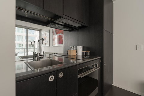 Ther-Rich Elegant 1BR Apartment In Walkerville - Whitsundays Accommodation 11