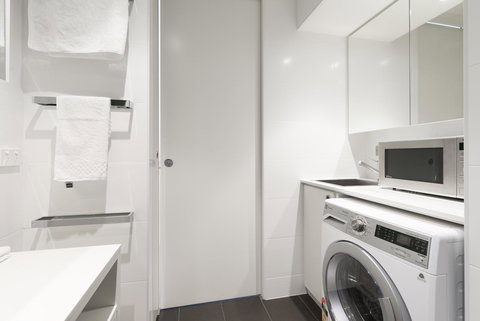 Ther-Rich Elegant 1BR Apartment In Walkerville - Whitsundays Accommodation 25