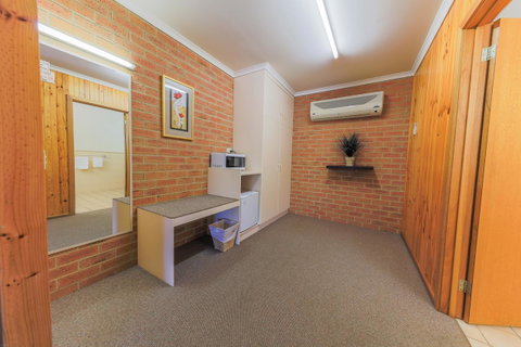 Country Roads Motor Inn Naracoorte - Whitsundays Accommodation 5