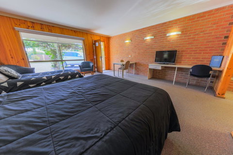 Country Roads Motor Inn Naracoorte - Whitsundays Accommodation 35