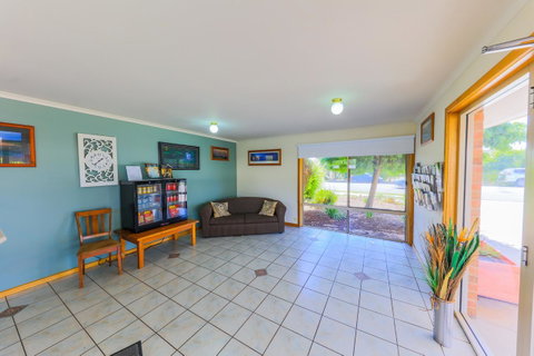 Country Roads Motor Inn Naracoorte - Whitsundays Accommodation 37