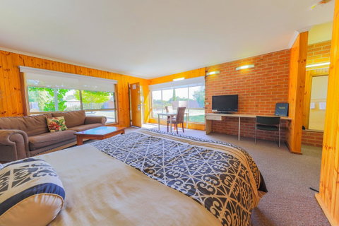 Country Roads Motor Inn Naracoorte - Whitsundays Accommodation 0