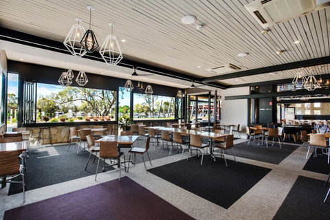 Berri Hotel - Whitsundays Accommodation 13