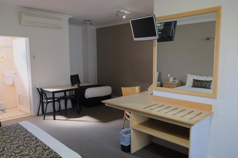Berri Hotel - Whitsundays Accommodation 24