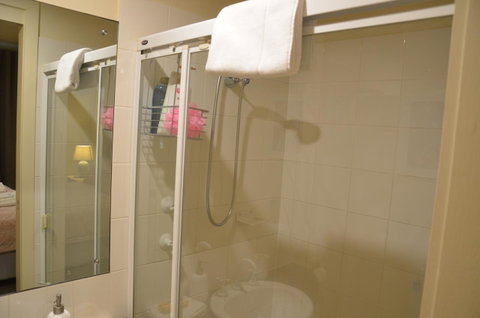 ADELAIDE CENTRAL APARTMENT - 3BR, 2BATH & CARPARK - Whitsundays Accommodation 18