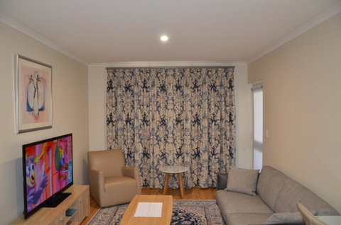 ADELAIDE CENTRAL APARTMENT - 3BR, 2BATH & CARPARK - Whitsundays Accommodation 1