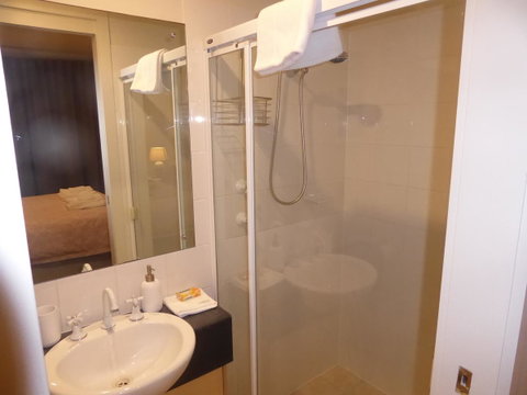 ADELAIDE CENTRAL APARTMENT - 3BR, 2BATH & CARPARK - Whitsundays Accommodation 14