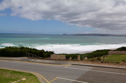 Southern Sands\' Beachfront Apartment - Whitsundays Accommodation 0