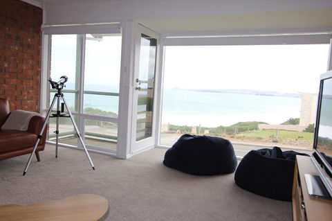 Southern Sands\' Beachfront Apartment - Whitsundays Accommodation 2