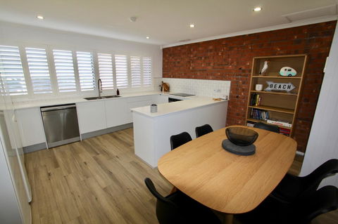 Southern Sands\' Beachfront Apartment - Whitsundays Accommodation 7