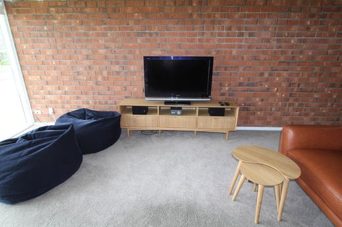 Southern Sands\' Beachfront Apartment - Whitsundays Accommodation 3