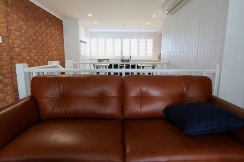 Southern Sands\' Beachfront Apartment - Whitsundays Accommodation 6
