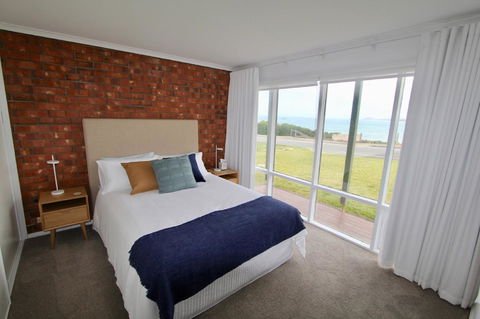 Southern Sands\' Beachfront Apartment - Whitsundays Accommodation 13