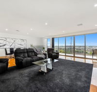 BENGALEE EXECUTIVE TOWNHOUSE- MODERN  STYLISH - Whitsundays Accommodation