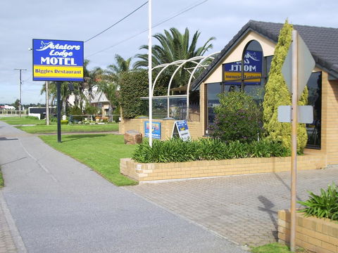 Aviators Lodge - Whitsundays Accommodation 0