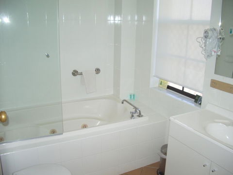 Aviators Lodge - Whitsundays Accommodation 4