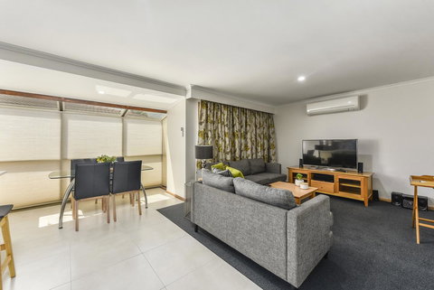 City Four Apartment - Whitsundays Accommodation 2