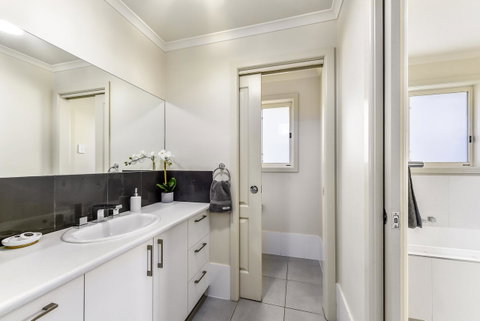 City Fringe Apartment B, Mount Gambier - Whitsundays Accommodation 3