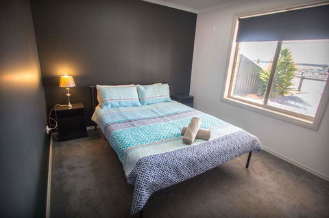 Waterfront On Jefferson, At Wellington Marina, SA - Whitsundays Accommodation 13