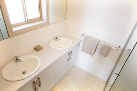 Waterfront On Jefferson, At Wellington Marina, SA - Whitsundays Accommodation 11