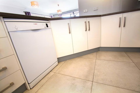 Waterfront On Jefferson, At Wellington Marina, SA - Whitsundays Accommodation 7