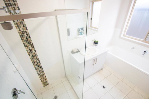 Waterfront On Jefferson, At Wellington Marina, SA - Whitsundays Accommodation 17