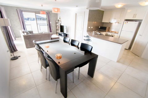 Waterfront On Jefferson, At Wellington Marina, SA - Whitsundays Accommodation 3