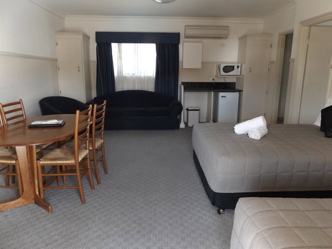 Ben Chifley Motor Inn - Whitsundays Accommodation 24