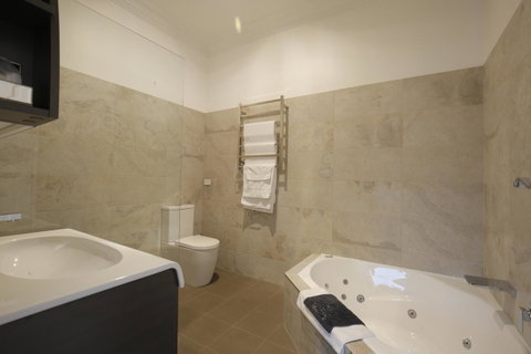 Romanz In The Valley (Luxury B&B) - Whitsundays Accommodation 4