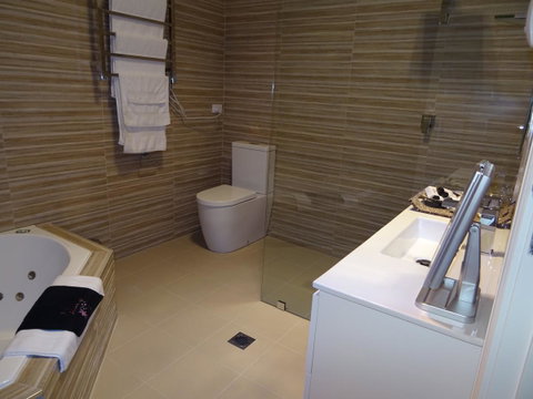 Romanz In The Valley (Luxury B&B) - Whitsundays Accommodation 9