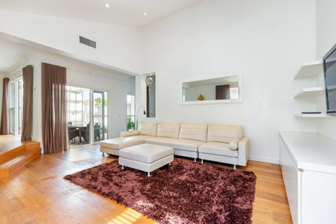 Kensington Self-Contained Modern House (89BROM) - Whitsundays Accommodation 16