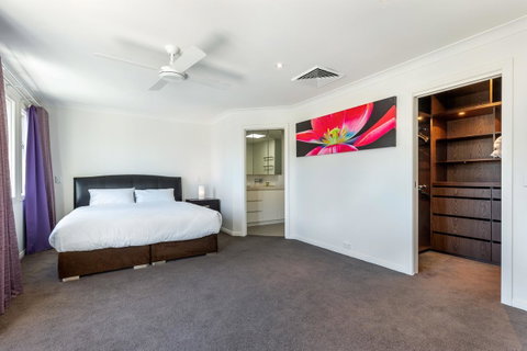 Kensington Self-Contained Modern House (89BROM) - Whitsundays Accommodation 14