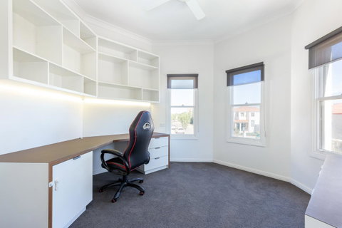 Kensington Self-Contained Modern House (89BROM) - Whitsundays Accommodation 11