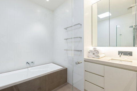 Kensington Self-Contained Modern House (89BROM) - Whitsundays Accommodation 7
