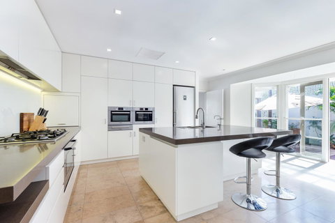 Kensington Self-Contained Modern House (89BROM) - Whitsundays Accommodation 17