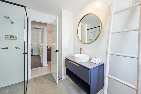 The Lord Byron - Whitsundays Accommodation 17