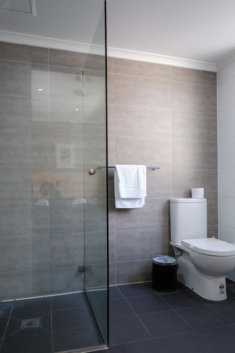 Royal Exhibition Hotel - Whitsundays Accommodation 1