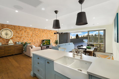 Belle Vue- Penthouse At Black Beach - Whitsundays Accommodation 4