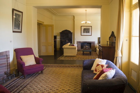 Hillview Heritage Hotel - Whitsundays Accommodation 11