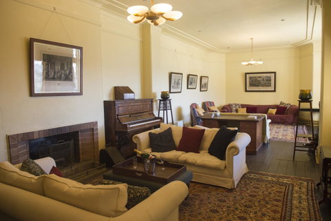 Hillview Heritage Hotel - Whitsundays Accommodation 9